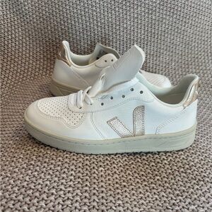 Veja V-10 sneaker
